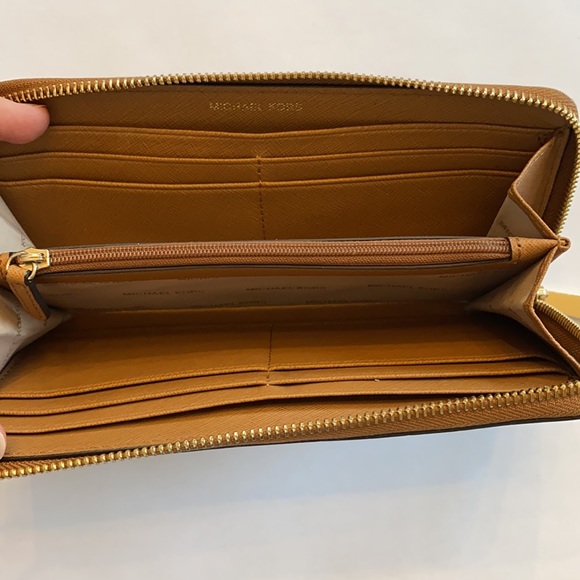 Michael Kors Wallet - Picture 2 of 4